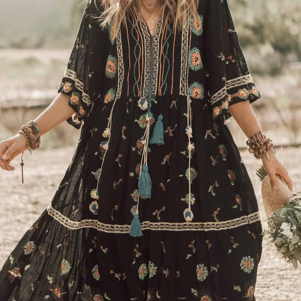 Black Wedding Guest Dresses: Bohemian Maxi Dress with Flowing Design – A bohemian-inspired black maxi wedding guest dress featuring a flowing, relaxed silhouette for a laid-back yet elegant style.