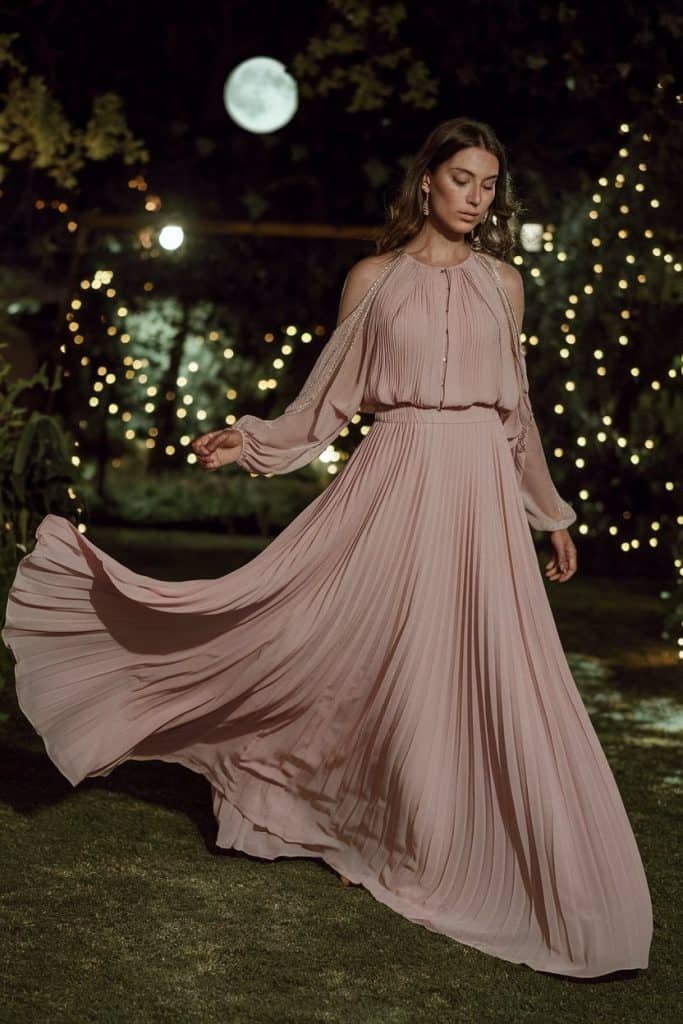 Feminine Valentine's Day dress: Floor-length flowing dress in delicate fabric for magical evening